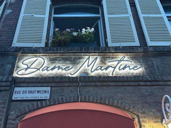 Devanture enseigne Dame Martine